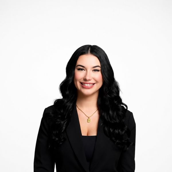 Hannah Mowat, Associate